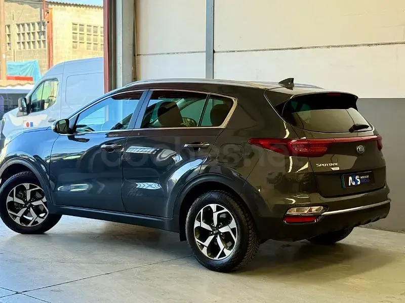 Usado Kia Sportage 115 CV (84 kW) 2021 Gris / plata SUV