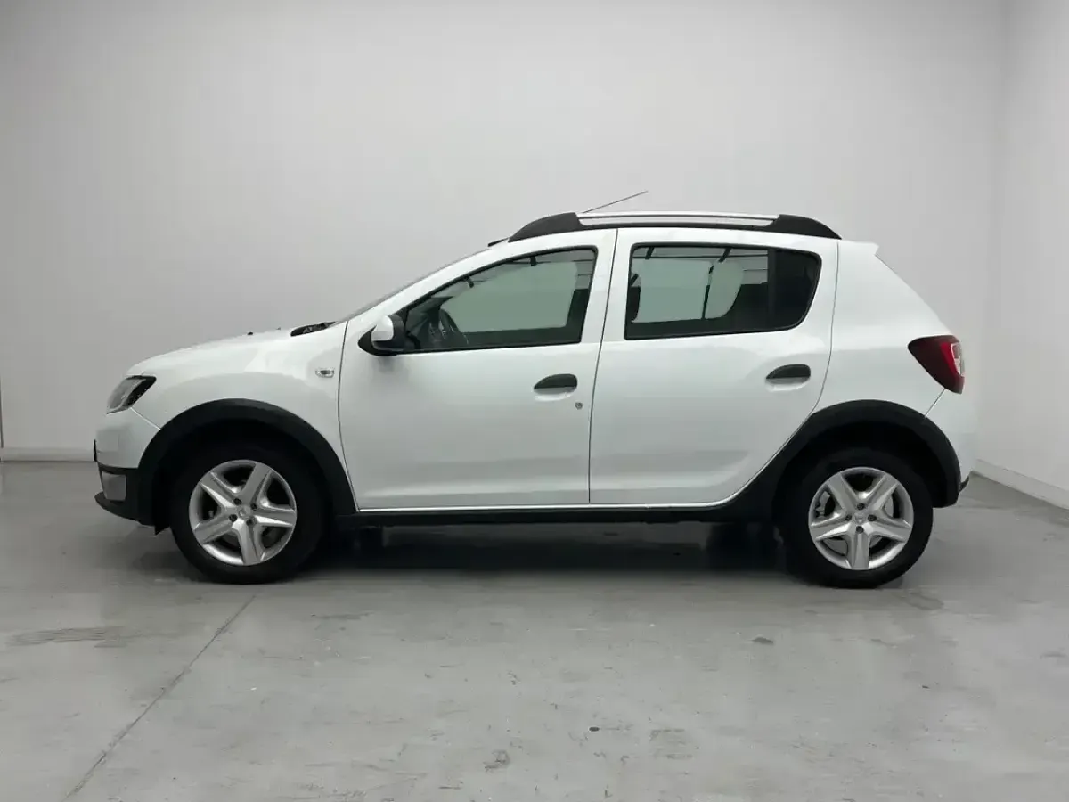 Käytetty Dacia Sandero Stepway 90 HP (66 kW) 2015 Valkoinen Viistoperä