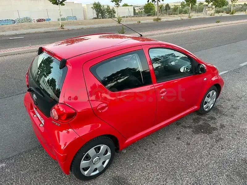 Usado Toyota Aygo Live 68 CV (50 kW) 2010 Rojo Utilitario