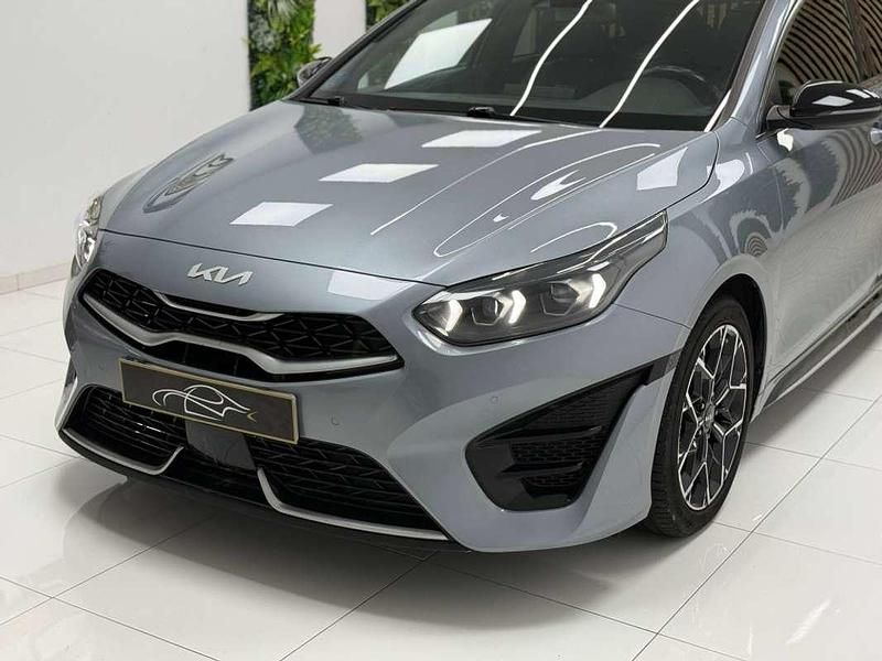 Usado Kia ProCeed GT-Line 160 CV (117 kW) 2022 Gris Familiar