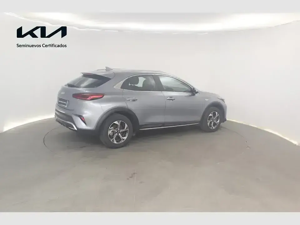 Usado Kia XCeed 100 CV (73 kW) 2025 Gris / plata SUV