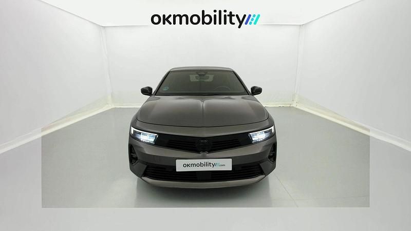 Usado Opel Astra GS Line 130 CV (95 kW) 2022 Vulkan gris / negro Utilitario