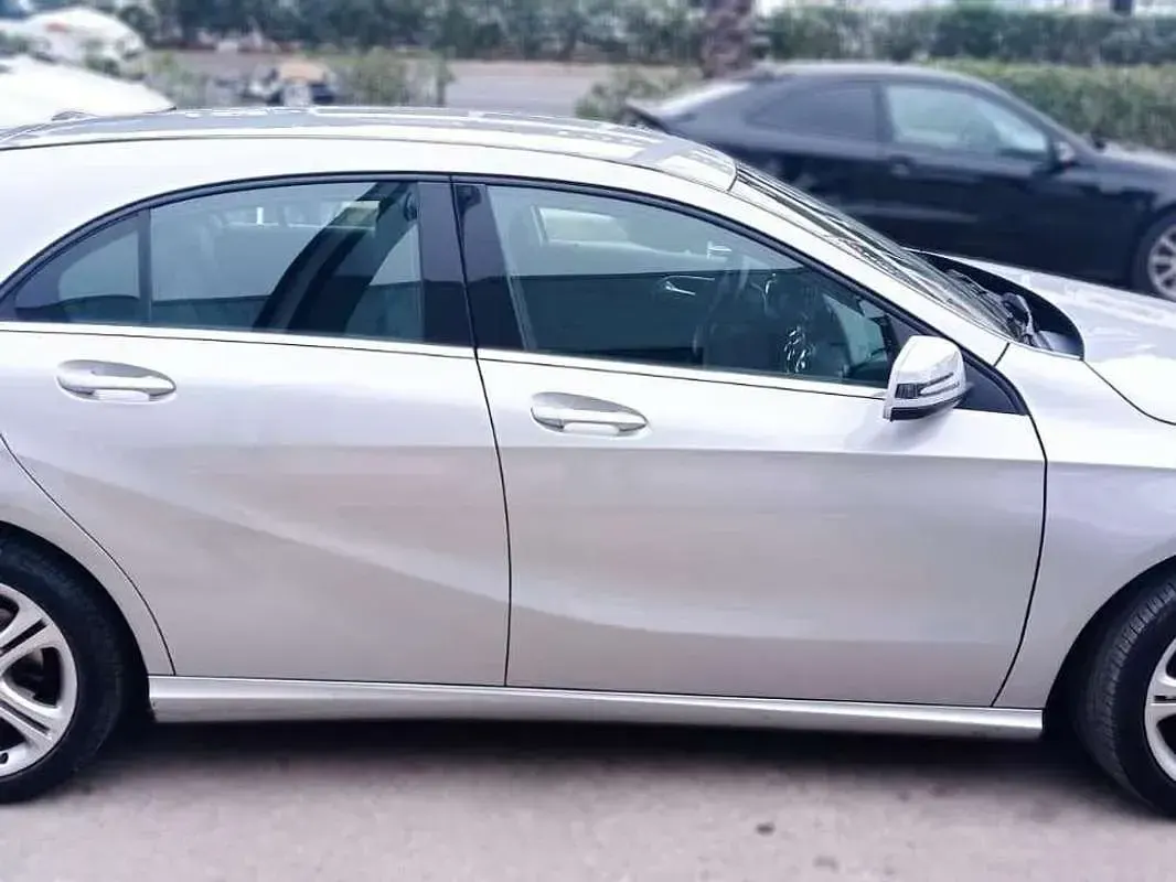 Usado Mercedes A180 Style 109 CV (80 kW) 2013 Gris / plata Berlina