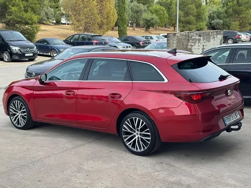 Usado Seat Leon XCELLENCE 150 CV (110 kW) 2022 Granate Familiar