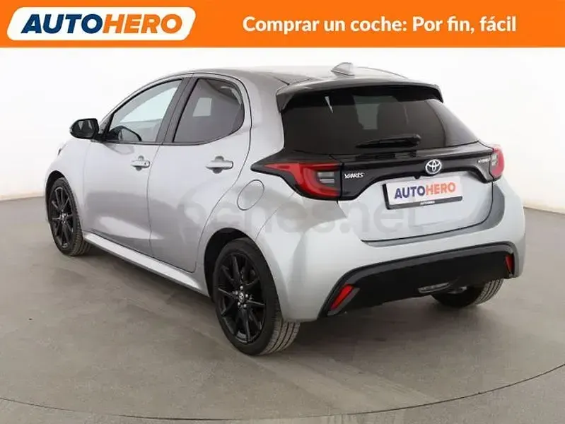 Usado Toyota Yaris Hybrid Style 116 CV (85 kW) 2022 Gris / plata Berlina
