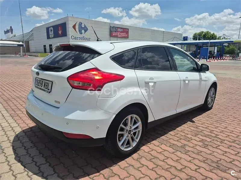 Usado Ford Focus Trend 125 CV (91 kW) 2017 Blanco Berlina