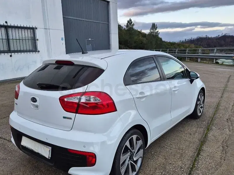 Usado Kia Rio 75 CV (55 kW) 2017 Blanco Berlina