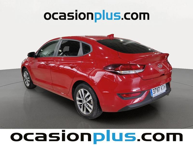 Usado Hyundai i30 120 CV (88 kW) 2019 Rojo Berlina