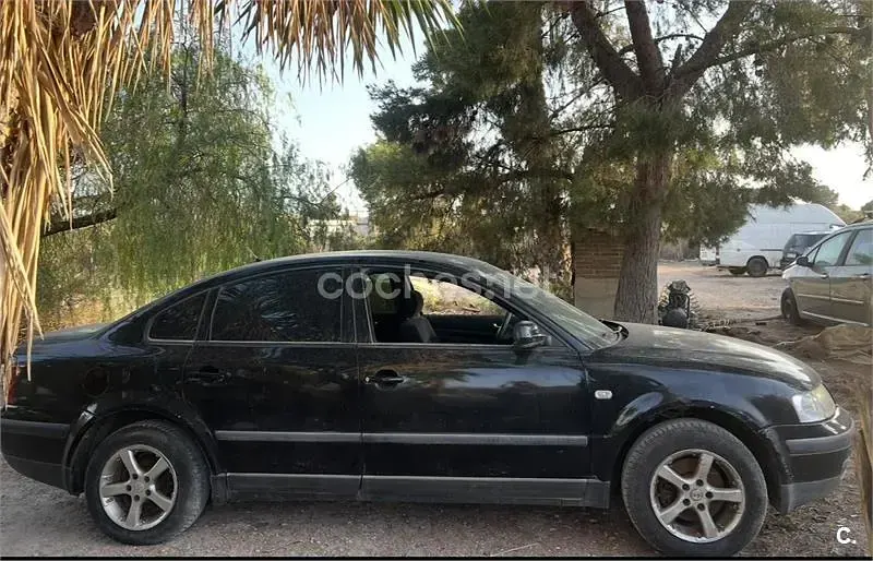 Usado VW Passat Trendline 130 CV (95 kW) 2002 Negro Berlina