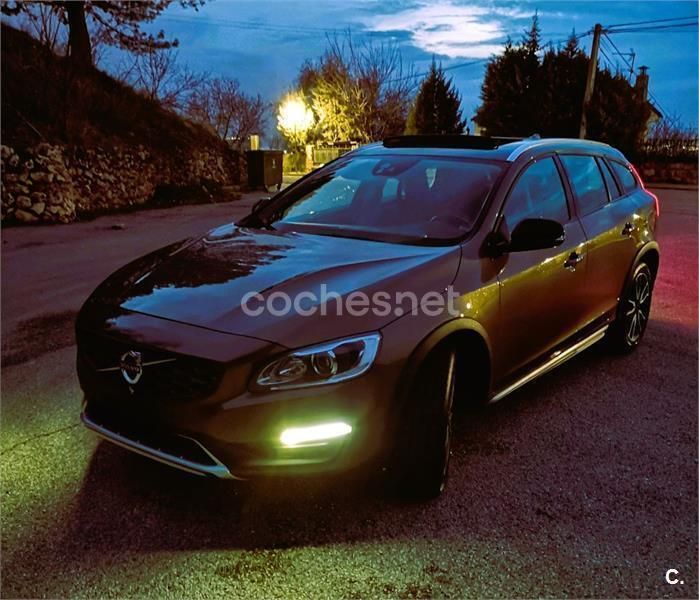 Beige Usado 2016 Volvo V60 CC Summum Familiar | 18.000 € (Caro) - Imagen 1/4