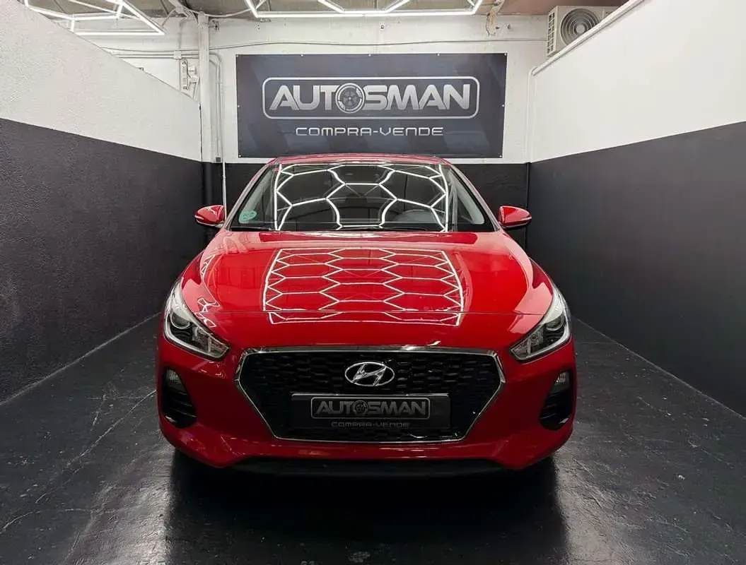 Usado Hyundai i30 120 CV (88 kW) 2017 Rojo Familiar