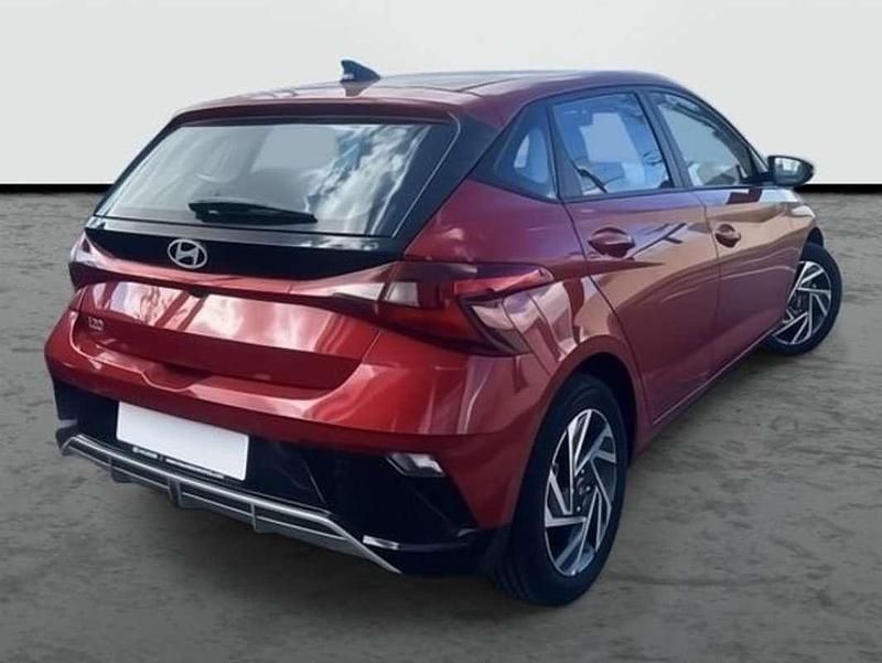 Usado Hyundai i20 101 CV (74 kW) 2025 Rojo Utilitario