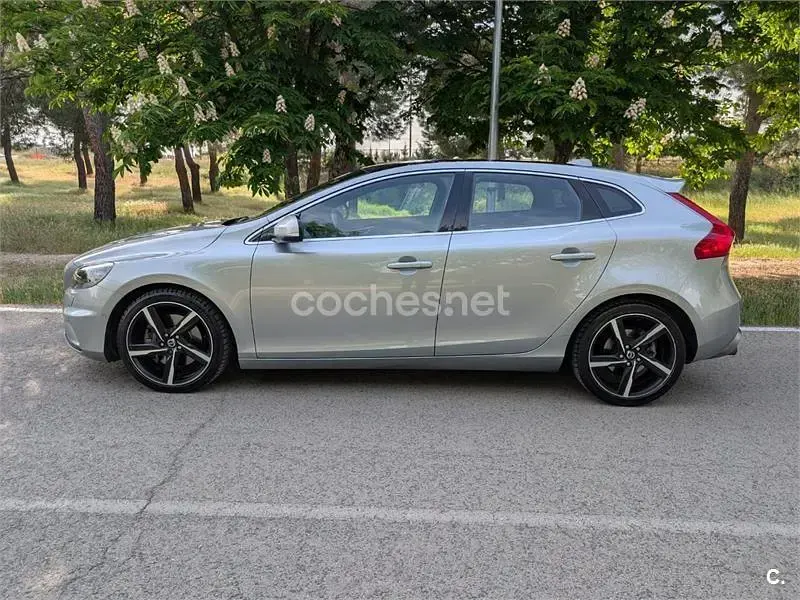Usado Volvo V40 R-Design Momentum 245 CV (180 kW) 2014 Gris / plata Berlina