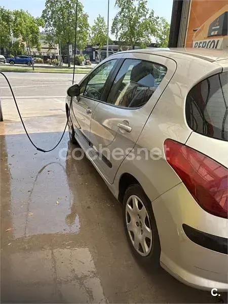 Usado Peugeot 308 Business-Line 92 CV (67 kW) 2011 Gris / plata Berlina