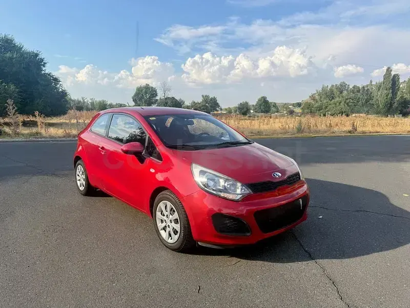 Usado Kia Rio 85 CV (62 kW) 2014 Granate Berlina