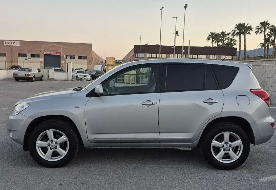 Usado Toyota RAV4 136 CV (100 kW) 2008 Gris SUV