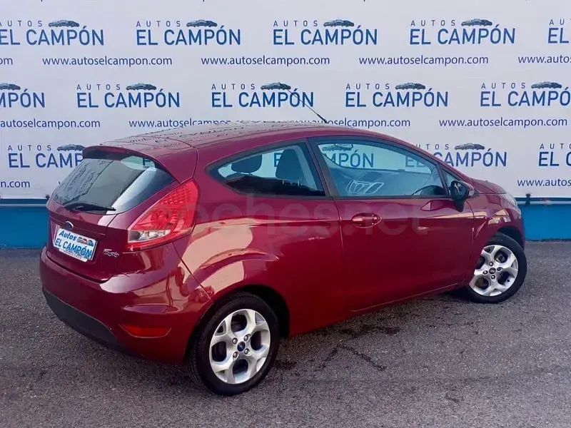 Usado Ford Fiesta Trend 82 CV (60 kW) 2012 Granate Berlina