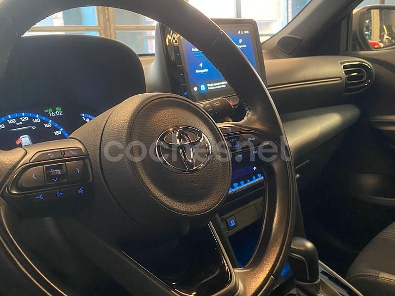 Usado Toyota Yaris Cross 116 CV (85 kW) 2023 Gris / plata SUV