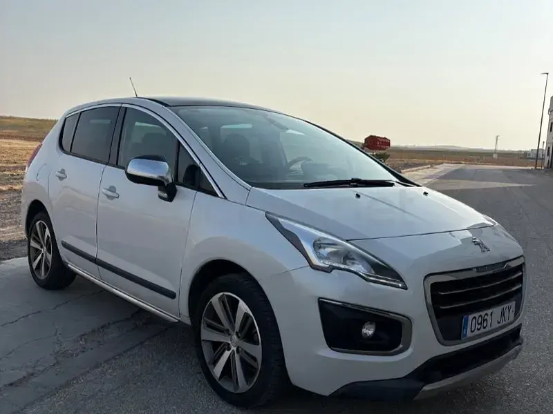 Usado Peugeot 3008 Allure 120 CV (88 kW) 2015 Blanco Familiar