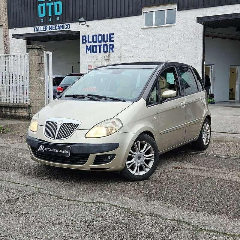 Usado Lancia Musa 101 CV (74 kW) 2006 Marrón Monovolumen