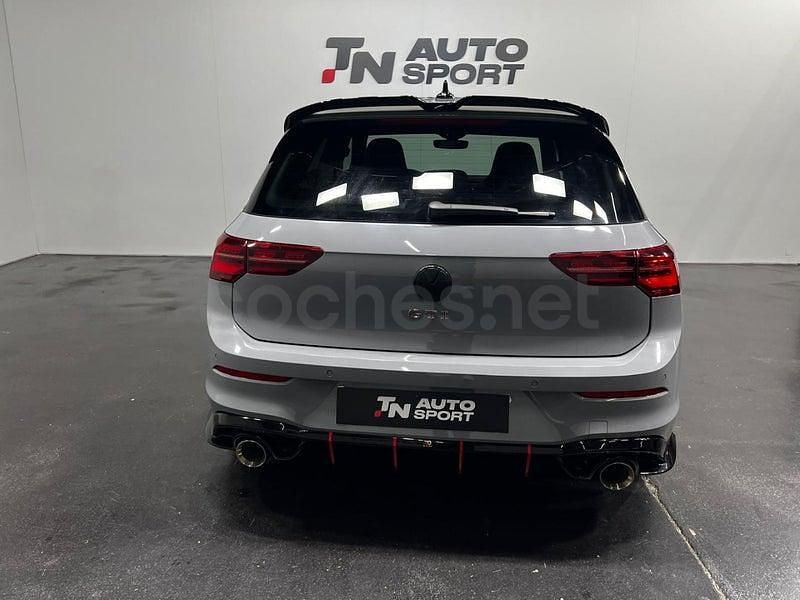Usado VW Golf VIII GTI 245 CV (180 kW) 2021 Gris / plata Berlina