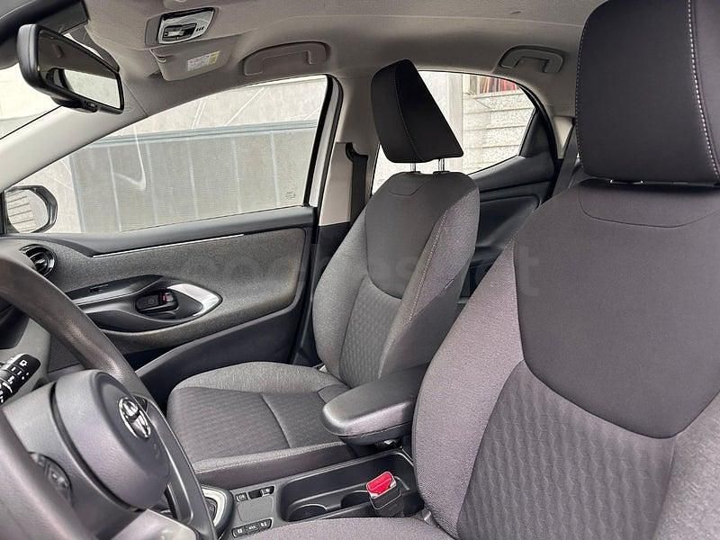 Usado Toyota Yaris Hybrid Plus 116 CV (85 kW) 2021 Blanco Berlina