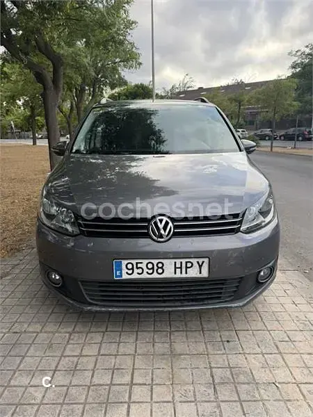 Usado VW Touran Advance 105 CV (77 kW) 2013 Gris / plata Monovolumen