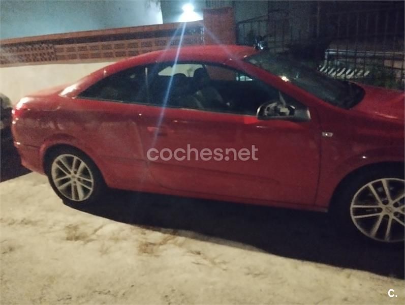 Usado Opel Astra Cabriolet Enjoy 140 CV (102 kW) 2008 Rojo Descapotable