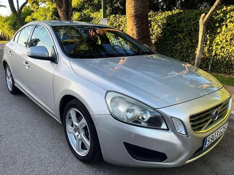 Gris / plata Usado 2010 Volvo S60 Momentum Berlina | 7400 € - Imagen 1/4