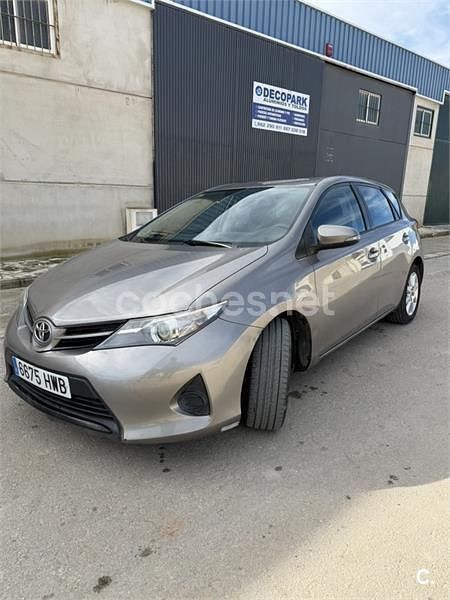 Usado Toyota Auris Business Edition 90 CV (66 kW) 2014 Marrón Berlina