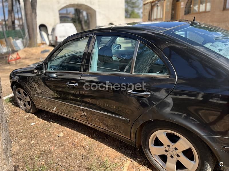 Usado Mercedes E270 Classic 177 CV (130 kW) 2005 Negro Berlina