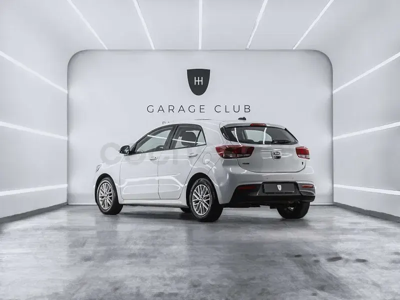 Usado Kia Rio 84 CV (61 kW) 2017 Blanco Berlina