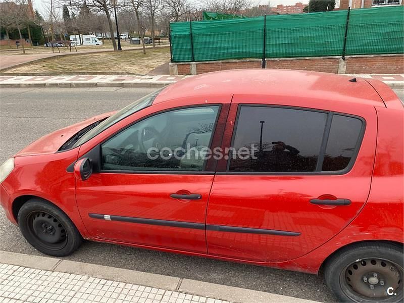 Usado Renault Clio II Expression 75 CV (55 kW) 2005 Rojo Berlina