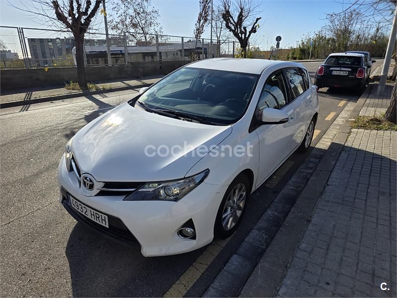 Usado Toyota Auris Advance 126 CV (92 kW) 2013 Blanco Berlina