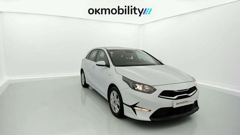 Używany Kia Ceed 120 KM (88 kW) 2022 Biały Hatchback