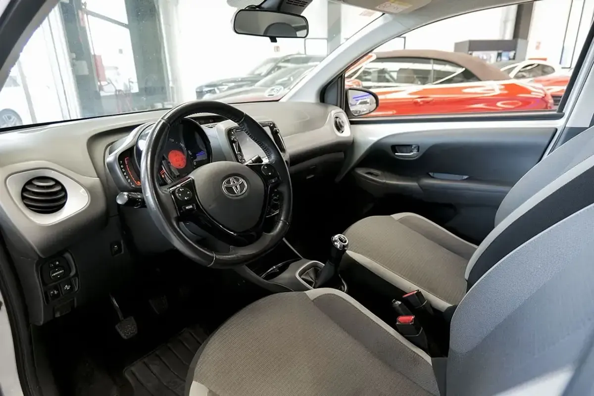 Usado Toyota Aygo X-play 72 CV (52 kW) 2021 Gris claro Utilitario