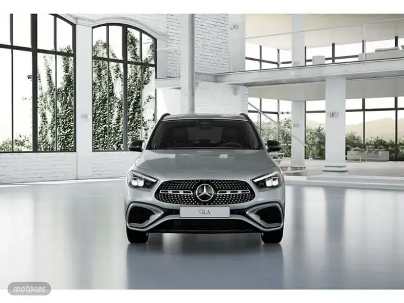 Usado Mercedes GLA200 149 CV (109 kW) 2024 Plateado SUV