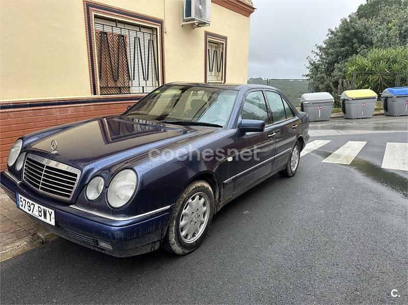 Usado Mercedes E300 Elegance 136 CV (100 kW) 1997 Azul Berlina
