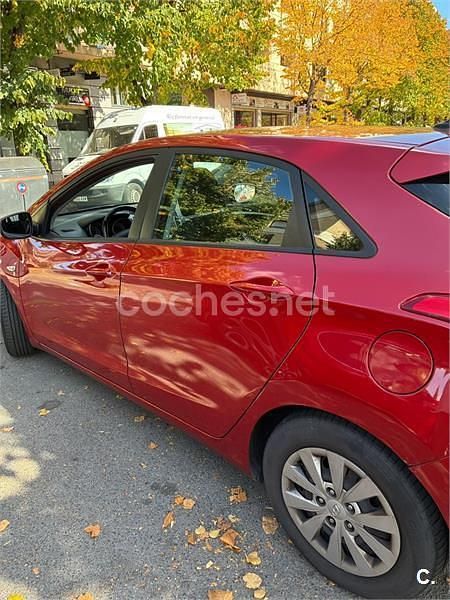 Usado Hyundai i30 90 CV (66 kW) 2015 Rojo Berlina