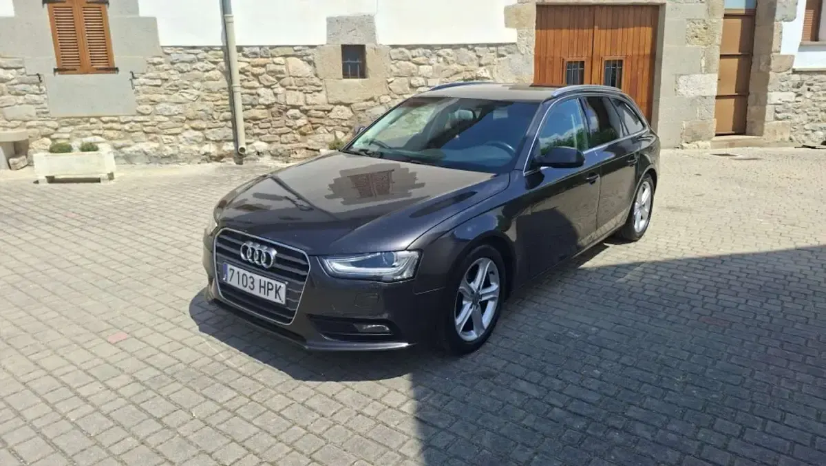 Usado Audi A4 136 CV (100 kW) 2013 Negro Familiar