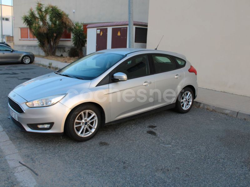 Gris / plata Usado 2015 Ford Focus Berlina | 8200 € (Buen precio) - Imagen 1/4