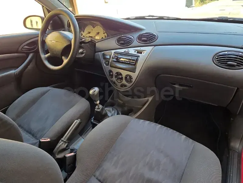 Usado Ford Focus Trend 115 CV (84 kW) 2001 Rojo Berlina