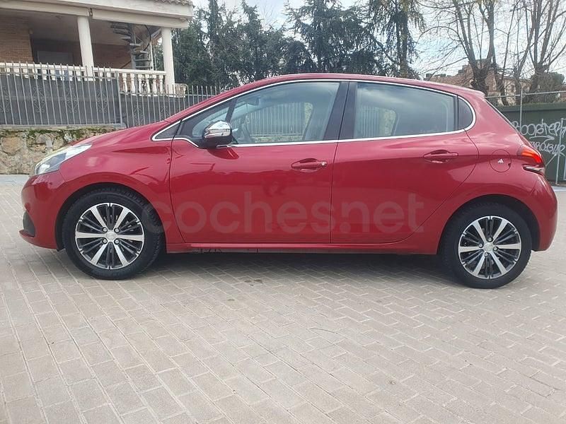 Usado Peugeot 208 Active 100 CV (73 kW) 2015 Granate Utilitario