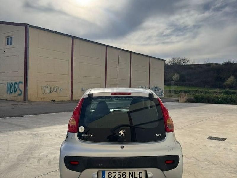 Usado Peugeot 107 68 CV (50 kW) 2009 Gris / plata Utilitario