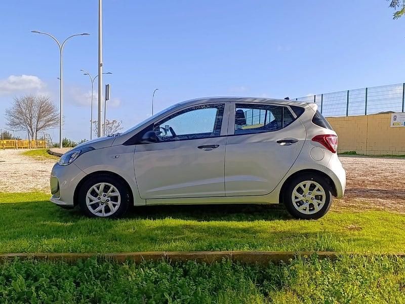 Usado Hyundai i10 67 CV (49 kW) 2020 Gris / plata Utilitario