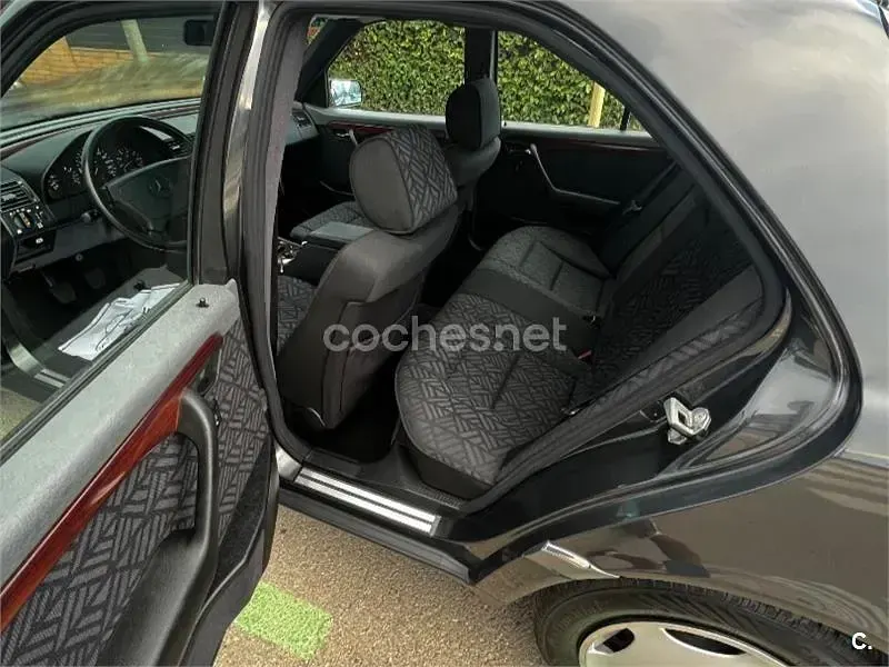 Usado Mercedes C220 Elegance 150 CV (110 kW) 1994 Negro Berlina
