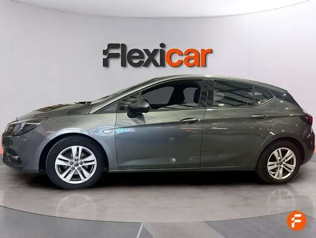 Usado Opel Astra 110 CV (80 kW) 2020 Gris Berlina
