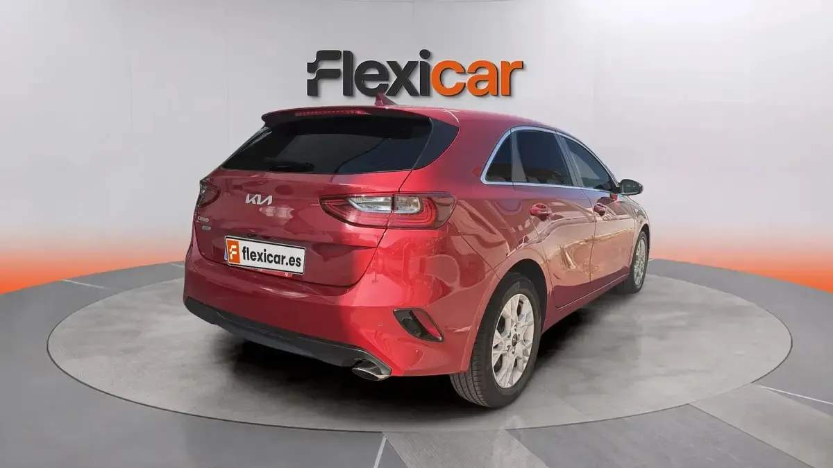 Usado Kia Ceed 136 CV (100 kW) 2023 Rojo Utilitario