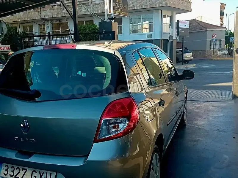 Usado Renault Clio II 75 CV (55 kW) 2010 Beige Berlina