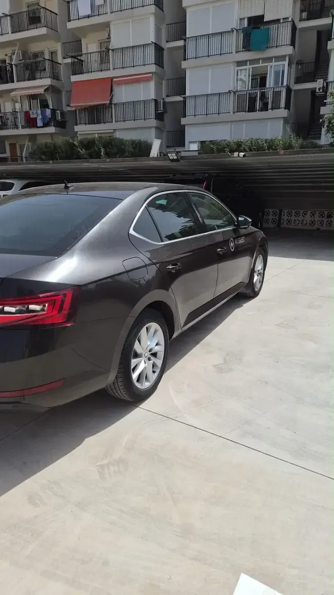 Usado Skoda Superb Ambition 190 CV (139 kW) 2019 Negro metalico Berlina